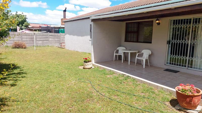 4 Bedroom Property for Sale in Uitzicht Western Cape